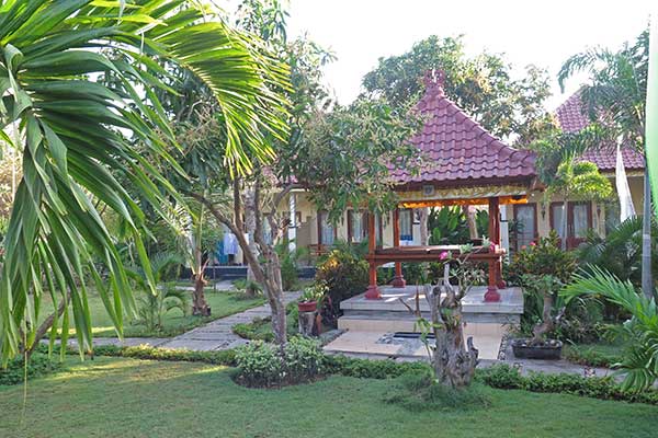 FlipFlopGlobetrotters - garden at Taos House Nusa Lembongan accommodation