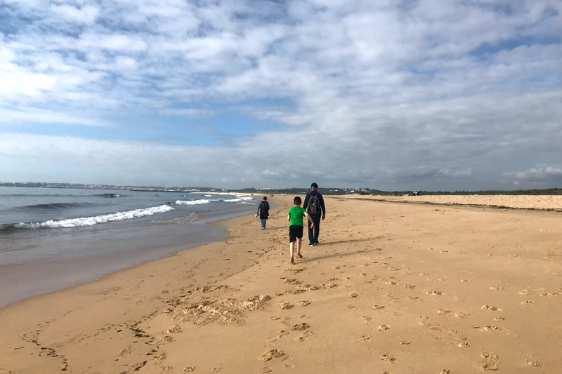 FlipFlopGlobetrotters - Alvor beach with family walking